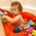 Bébé dans le bain