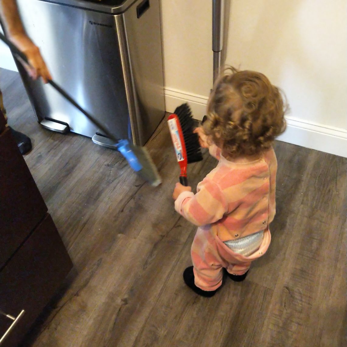 Bébé fait le ménage