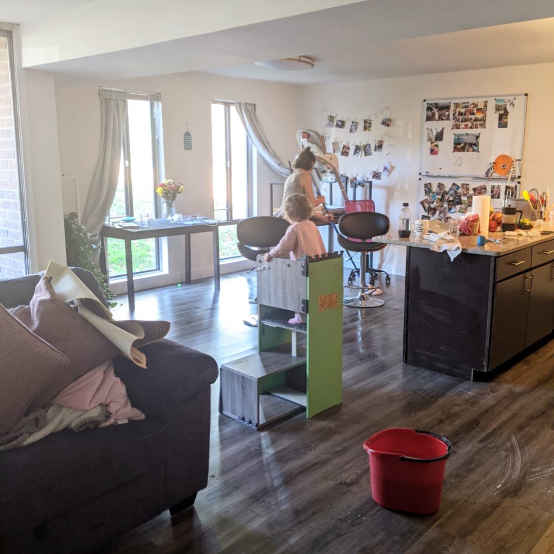 Faire le ménage avec un enfant