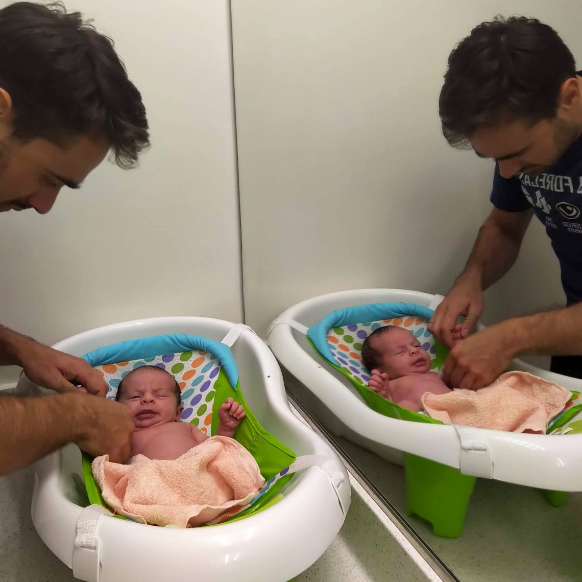 Premier bain de bébé