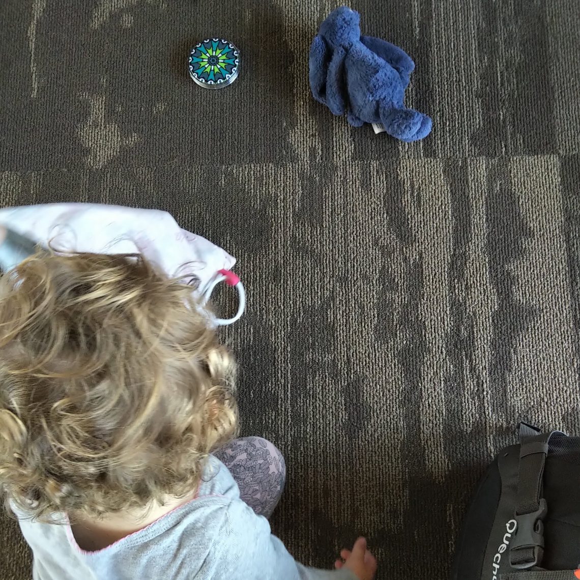 bebe joue a l'aeroport