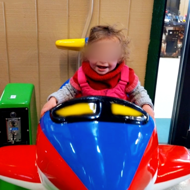 Bébé dans l'avion mickey