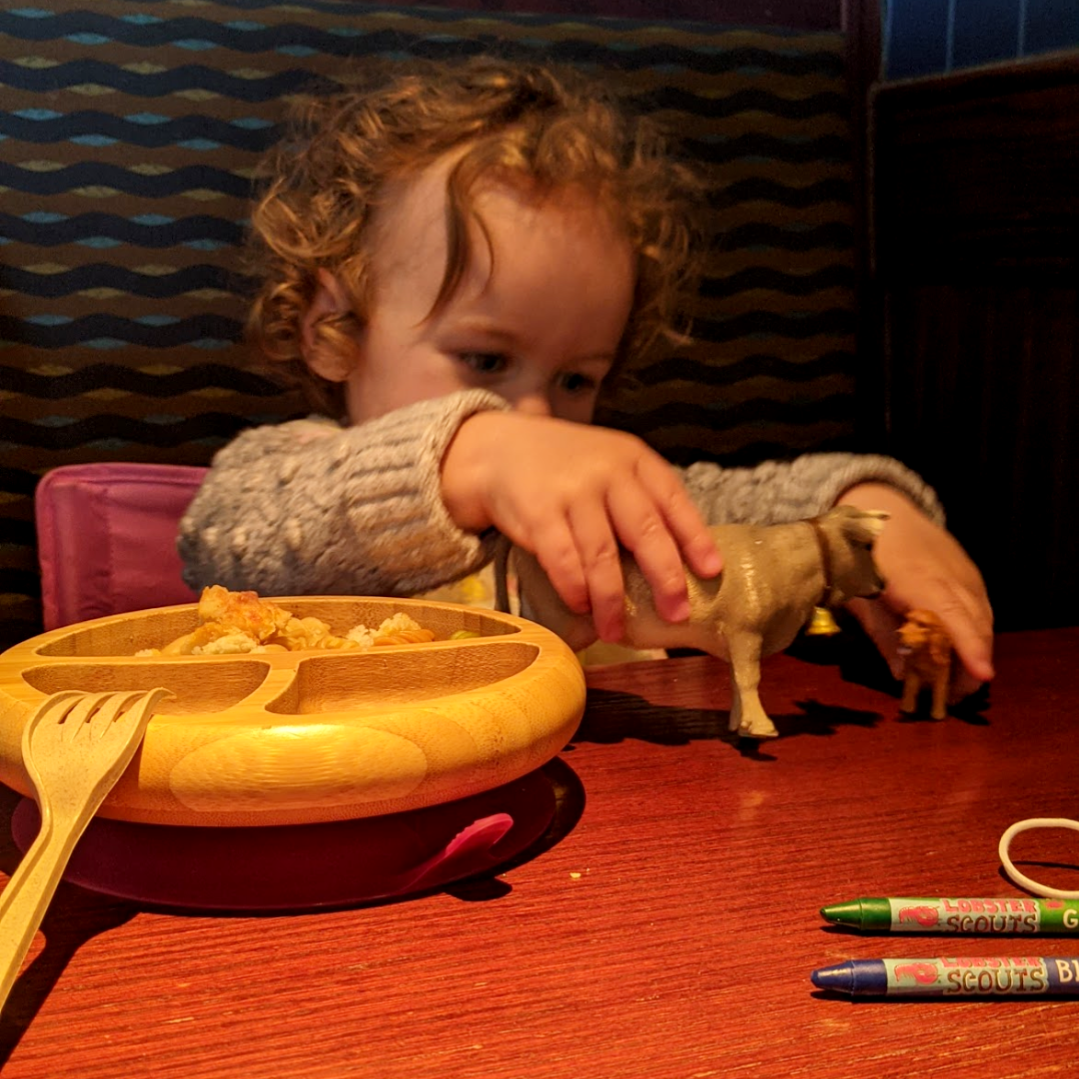 Bébé joue au restaurant