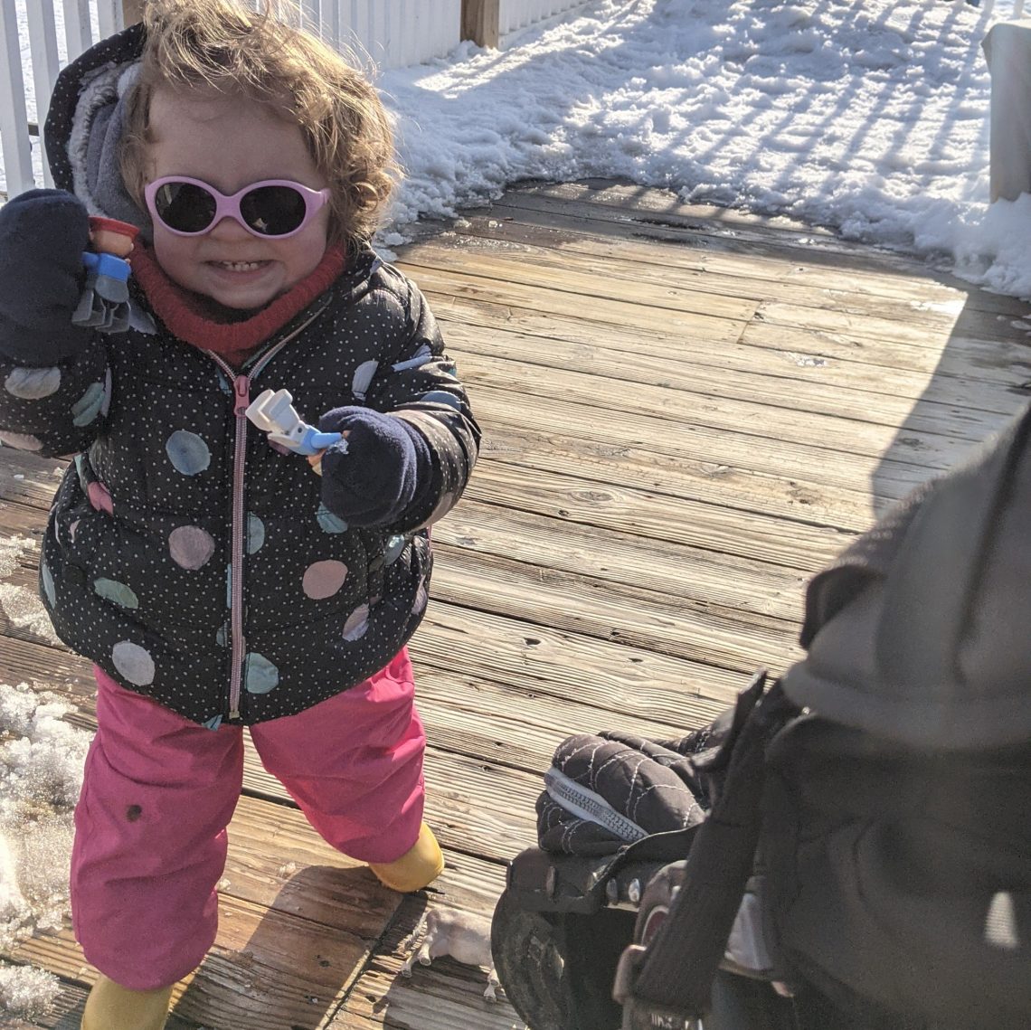 Bébé joue au ski