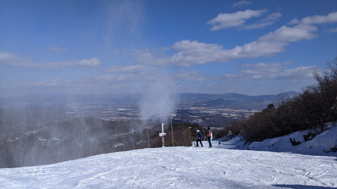 La montagne, les canons à neige et le ski