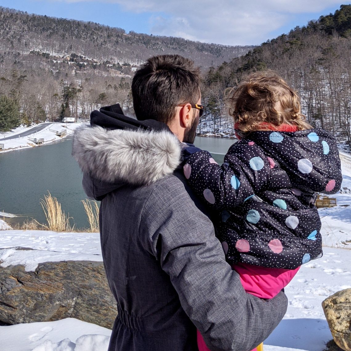 Papa et bébé à la montagne
