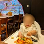 Bébé teste les repas au restaurant