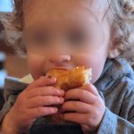 Petite française mange bien sûr des pains au chocolat