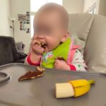 Bébé mange ses petits pancakes