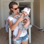 Bébé goûte la glace de maman