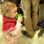 Bébé dévore tous les fruits et légumes