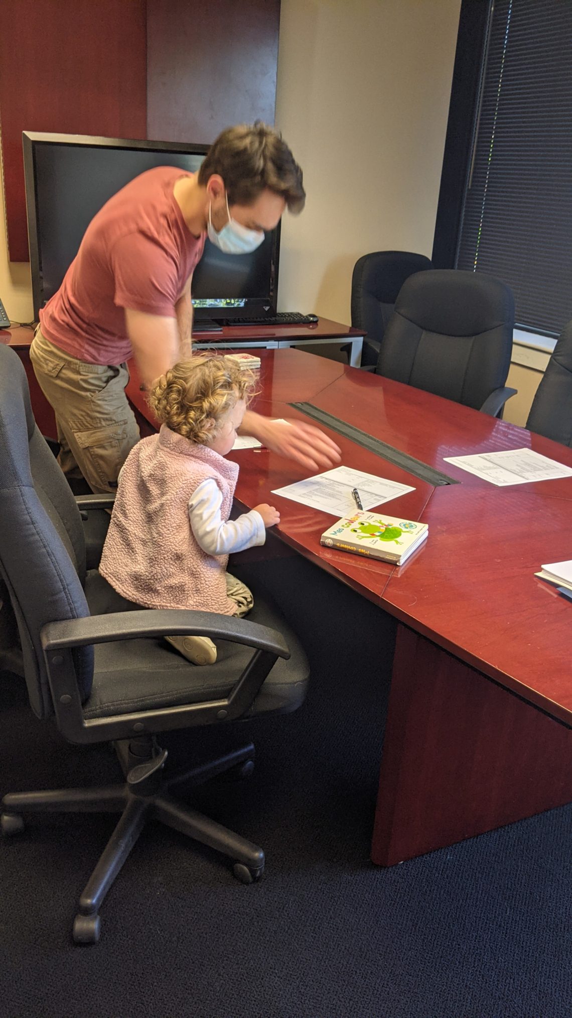 Louise signe le contrat avec papa