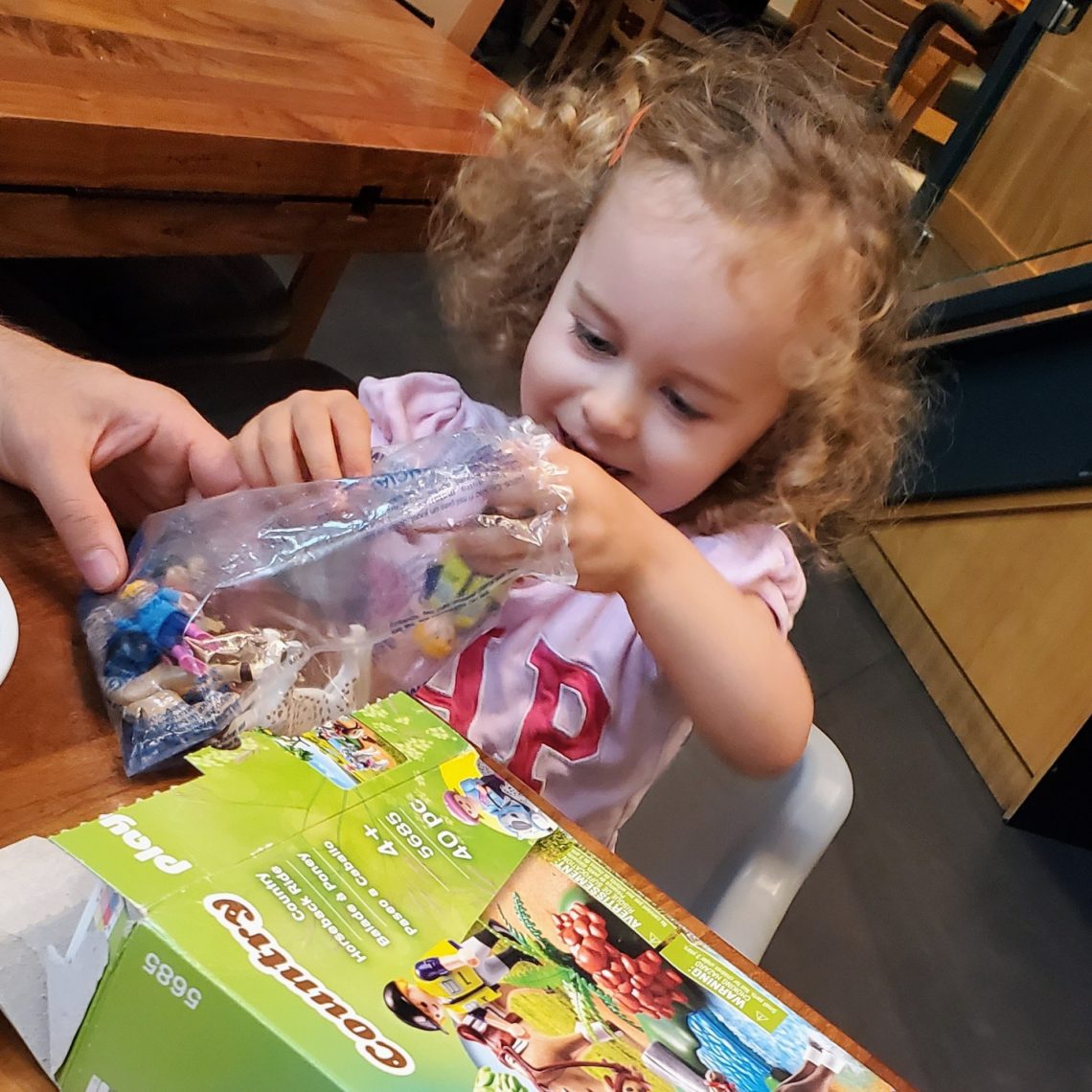 Louise ouvre ses cadeaux d'anniversaire pendant le brunch à Chicago