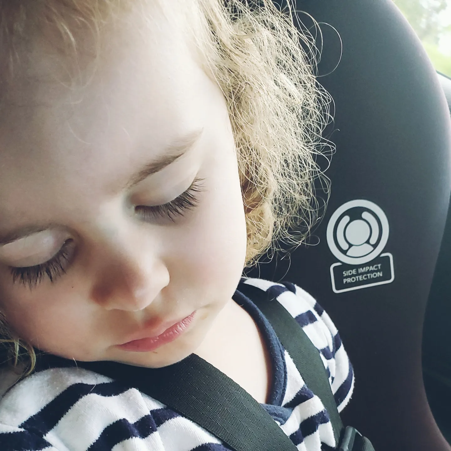 Louise qui dort en voiture