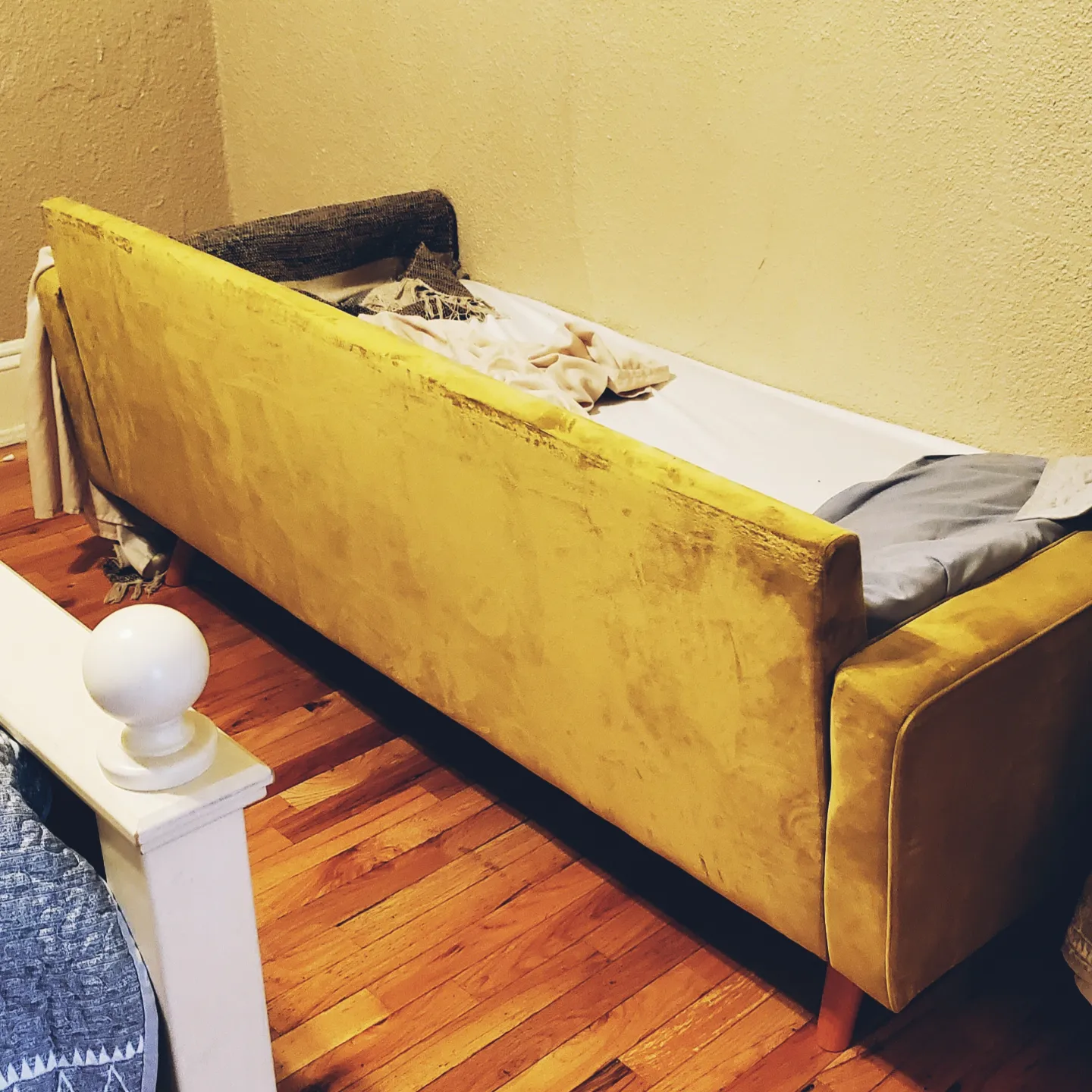 Installation du lit de Louise en vacances