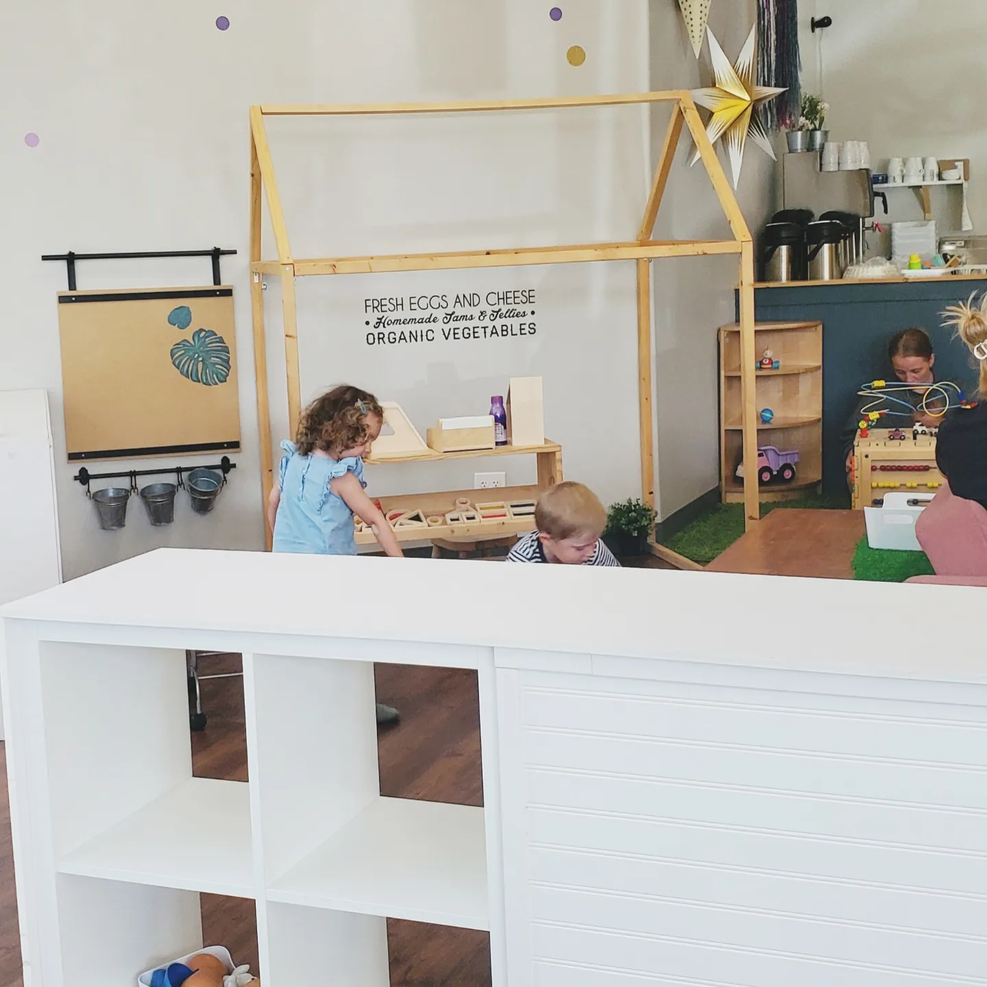 Les parents boivent leur café et les enfants jouent