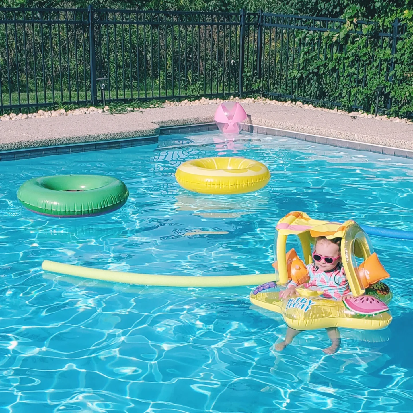 Les enfants à la piscine