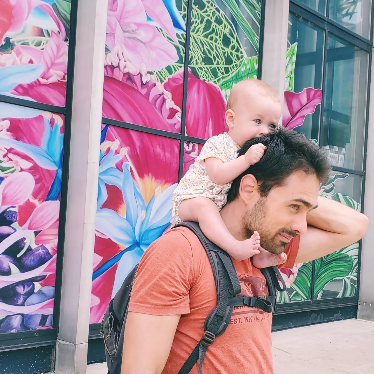 Bébé en voyage sur les épaules de Papa