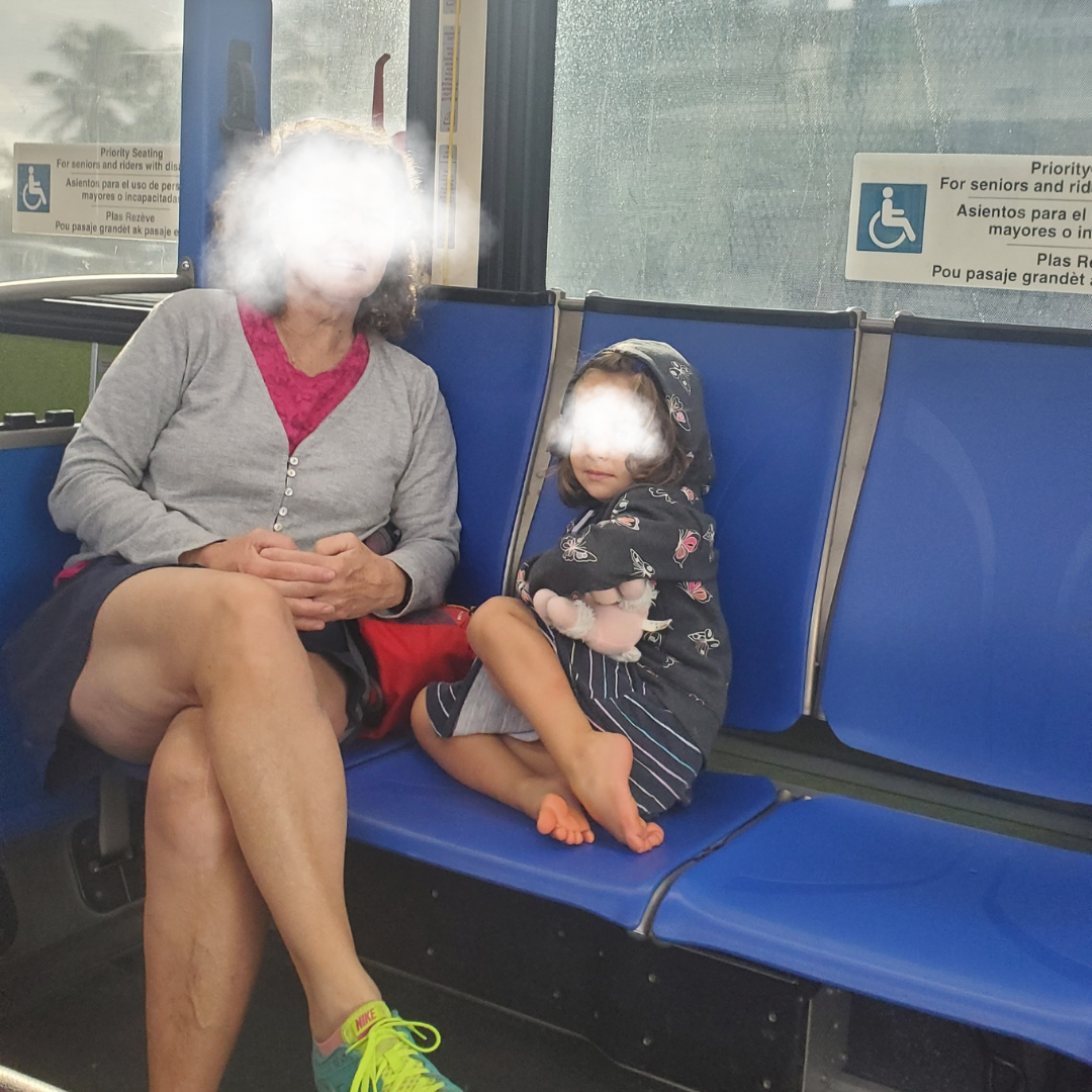 Mamie et Louise dans le bus