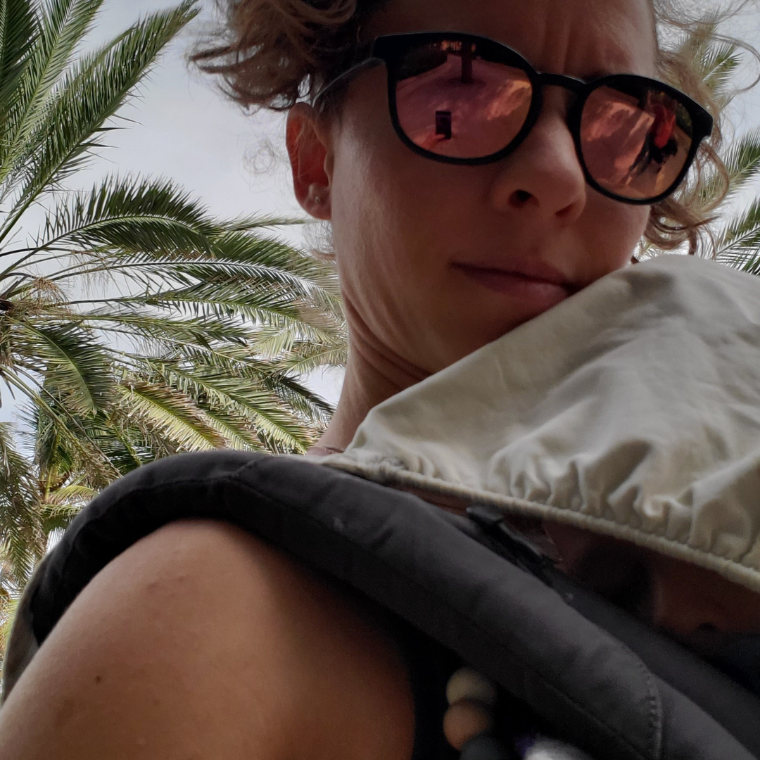 Sieste en porte-bébé en voyage à miami
