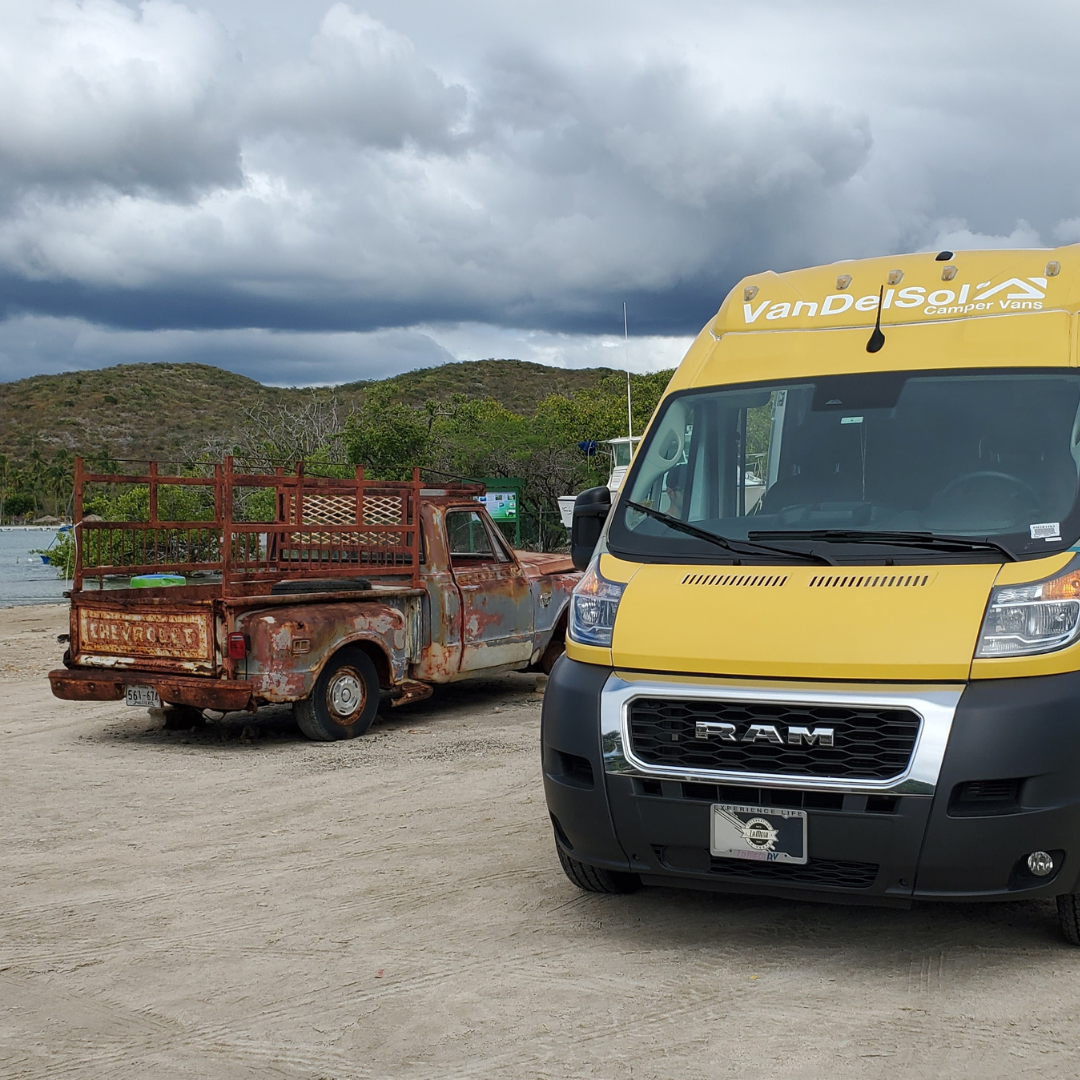 Sunny sur une plage abandonnée