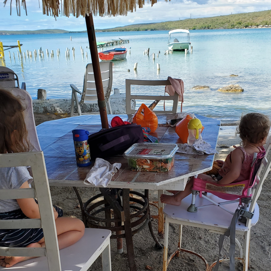 Repas les pieds dans l'eau