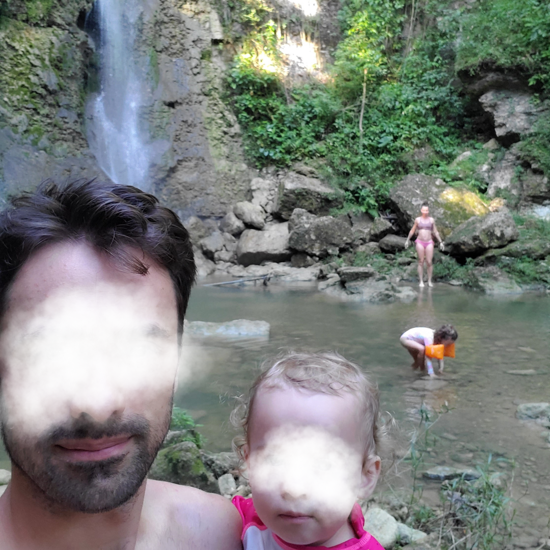 Famille en voyage à la cascade