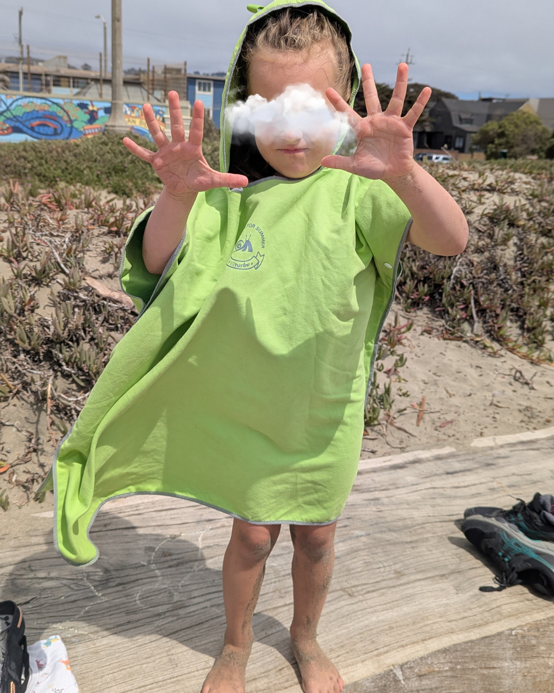 tomber dans le sable et l'eau de mer